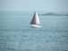  voilier à voiles rouge et blanche
